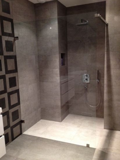 Installation de salle de bain contemporaine à Fontaine St Martin dans le 69